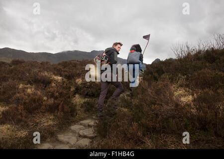 Familie Wandern auf Weg, Fairy Pools, in der Nähe von Glenbrittle, Isle Of Skye, Hebriden, Schottland Stockfoto