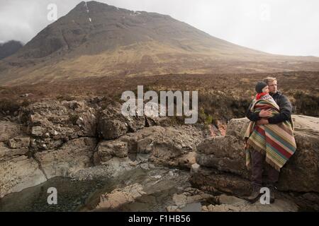 Vater mit Sohn, Fairy Pools, Isle Of Skye, Hebriden, Schottland Stockfoto