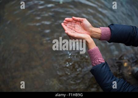 Frau mit Wasser in der hohlen Hand Stockfoto