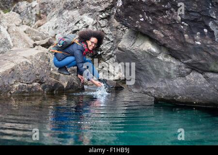 Mitte Erwachsene Frau Teich hocken Stockfoto