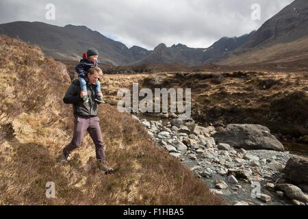 Vater und Sohn wandern, Fairy Pools, Isle Of Skye, Hebriden, Schottland Stockfoto