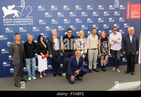 Venedig, Italien. 2. September 2015.  Die Mitglieder der Jury "Venezia 72" (von links) Venedig Biennale Paolo Baratta, Emmanuel Carrere, Hou Hsiao-Hsien, Lynne Ramsay, Präsident der Jury, Alfonso Cuarón, Nuri Bilge Ceylan, Elizabeth Banks, Francesco Munzi, Diane Kruger und Pawel Pawlikowski posieren mit Venedig Biennale Präsident Paolo Baratta (R) und Venezia International Film Festival Direktor Alberto Barbera (1. Reihe) stellt bei einem Fototermin für die Venezia 72 Jury während der 72th jährlichen internationalen Filmfestspiele von Venedig , in Venedig, Italien, 2. September 2015 Kredit: Andrea Spinelli/Alamy Live Stockfoto