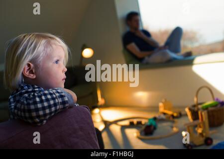 Junge mit blonden Haaren, wegschauen Stockfoto