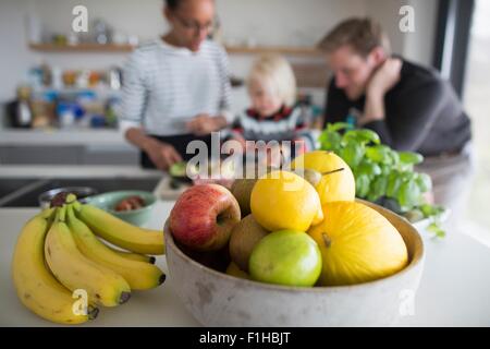 Obst Schale mit frischem Obst, Nahaufnahme Stockfoto