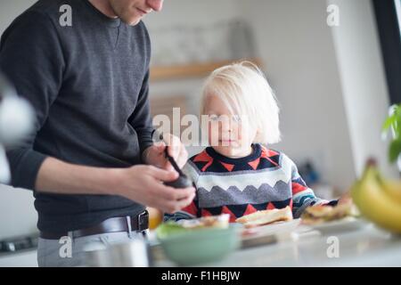 Vater undf Sohn Zubereitung von Speisen in der Küche Stockfoto