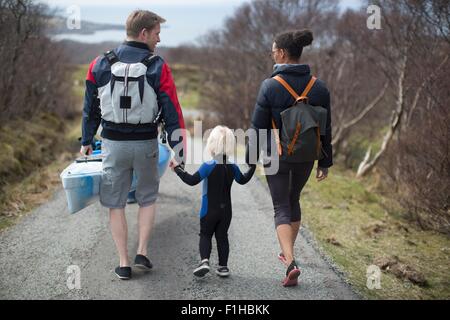 Familie gehen auf Landstraße, die Hand in Hand, Rückansicht Stockfoto