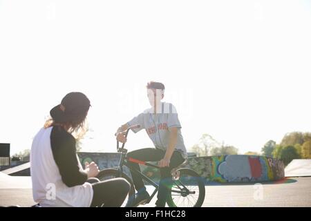 Zwei junge Männer auf bmx-Bikes im skatepark Stockfoto