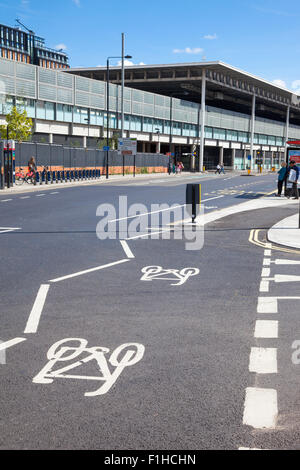 28. August 2015 - London, UK - die Nord-Süd-Fahrrad-super-Autobahn ist in der St Pancras und Kings Cross Bereich bereit Stockfoto