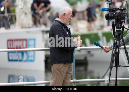 Sir Robin Knox-Johnson interviewt im Clipper race Start Zeremonie 2015 Stockfoto