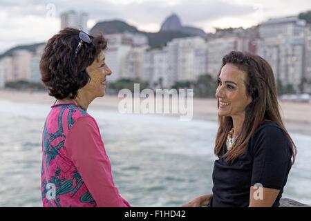 Porträt von Reife Frau und Mutter von Angesicht zu Angesicht am Strand Copacabana, Rio De Janeiro, Brasilien Stockfoto