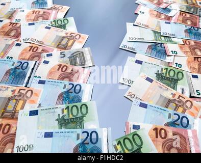 Euro-Banknoten in zwei Stapel aufgeteilt Stockfoto