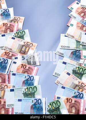 Euro-Banknoten in zwei Stapel aufgeteilt Stockfoto