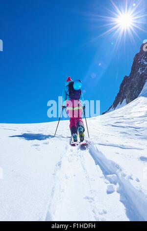 Rückansicht des Reifen Skifahrerin Aufstieg Mont-Blanc-Massiv, Graian Alpen, Frankreich Stockfoto