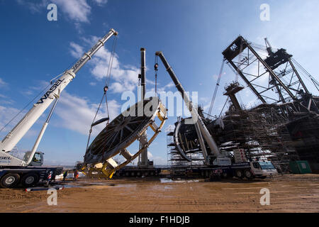 Niederzier, Deutschland. 2. Sep, 2015. Mit Hilfe von drei Schwerlastkräne ist ein neuer 130-Tonne-Schaufelrad wird montiert, in der auf die rotierenden Excavatour 291 auf dem Hambacher mine in Niederzier, Deutschland, 2. September 2015. Der Bagger hat die größte selbstfahrende Maschine in der Welt und ist derzeit für rund 15 Millionen Euro modernisiert. Foto: MARUIS BECKER/Dpa/Alamy Live News Stockfoto