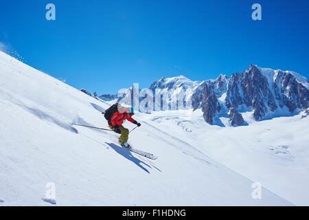 Männlichen Skifahrer Beschleunigung bergab, Mont Blanc Massiv, Graian Alpen, Frankreich Stockfoto
