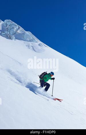 Reifen männlichen Skifahrer Beschleunigung nach unten Mont-Blanc-Massiv, Graian Alpen, Frankreich Stockfoto