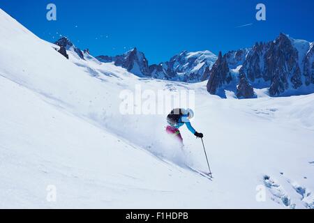 Reife Skifahrerin verschieben Sie Mont-Blanc-Massiv, Graian Alpen, Frankreich Stockfoto