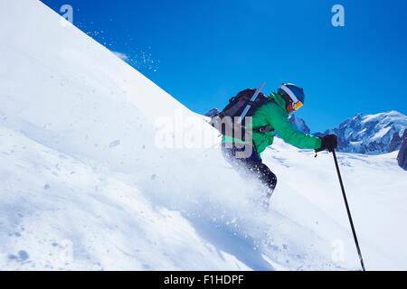 Reifen männlichen Skifahrer schneller bergab am Mont-Blanc-Massiv, Graian Alpen, Frankreich Stockfoto