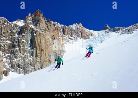 Männliche und weibliche Skifahrer Skifahren auf Mont-Blanc-Massiv, Graian Alpen, Frankreich Stockfoto