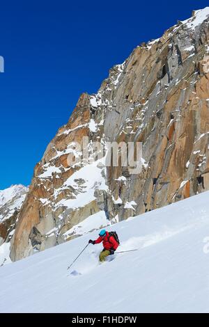 Männlichen Skifahrer schneller bergab am Mont-Blanc-Massiv, Graian Alpen, Frankreich Stockfoto