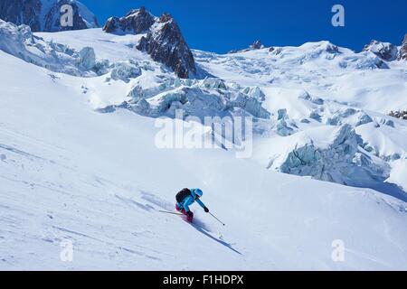 Reife Skifahrerin weiter bergab Mont-Blanc-Massiv, Graian Alpen, Frankreich Stockfoto