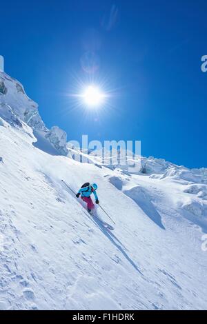 Reife Skifahrerin beschleunigen bergab am Mont-Blanc-Massiv, Graian Alpen, Frankreich Stockfoto