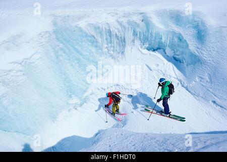 Zwei männliche Skifahrer Skifahren auf Schlucht am Mont-Blanc-Massiv, Graian Alpen, Frankreich Stockfoto