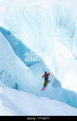 Männlichen Skifahrer Skifahren auf Schlucht am Mont-Blanc-Massiv, Graian Alpen, Frankreich Stockfoto