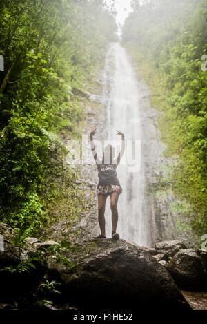 Porträt der jungen weiblichen Touristen posieren vor Manoa Falls, Oahu, Hawaii, USA Stockfoto