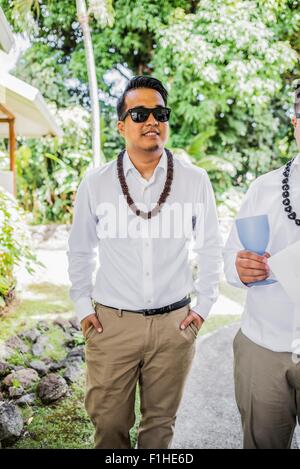 Bräutigam Vorbereitung auf Hawaii Hochzeit tragen Kukui Nuss Perlen, Kaaawa, Oahu, Hawaii, USA Stockfoto