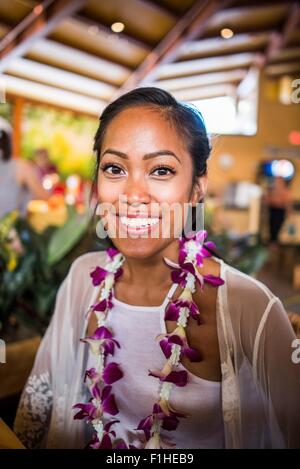 Porträt der jungen Frau mit Blume Lei in Polynesian Cultural Center, Hawaii, USA Stockfoto