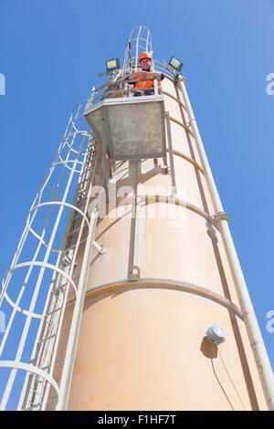 Niedrigen Winkel Porträt des Arbeitnehmers am Schornstein Aussichtsplattform Stockfoto