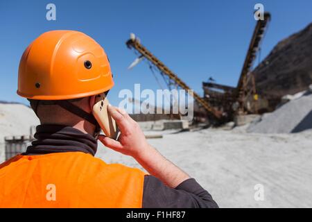 Porträt des Arbeitnehmers tragen von Schutzkleidung vor Holztür Stockfoto