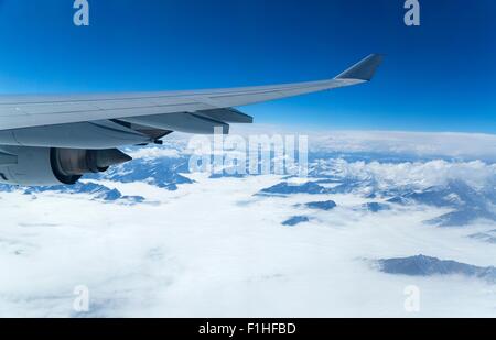 Blick auf Flugzeugflügel durch Flugzeugfenster Stockfoto