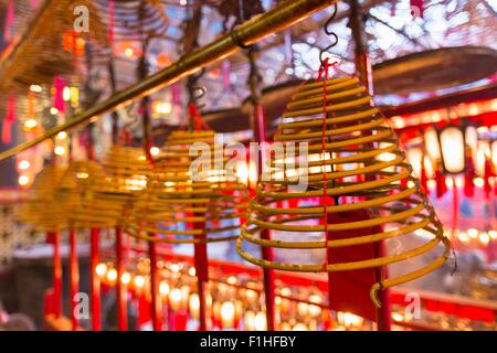 Weihrauch-Spulen brennen in Man Mo Tempel, Hong Kong, China Stockfoto