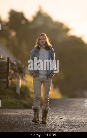 Mitte Erwachsene Frau zu Fuß entlang der Straße Stockfoto