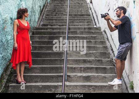 Hinter den Kulissen eine urbane Mode-Shooting mit weiblichen Modell und männlichen Fotografen Stockfoto