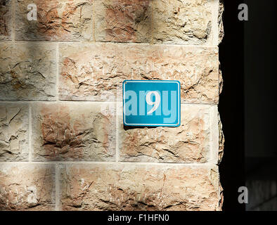 Platte mit Nummer neun, Detail von einer Metallplatte mit Informationen und Zahlen Stockfoto