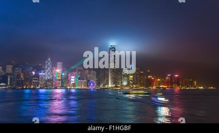 Central Hong Kong Skyline und Victoria Harbour in der Nacht, Hong Kong, China Stockfoto