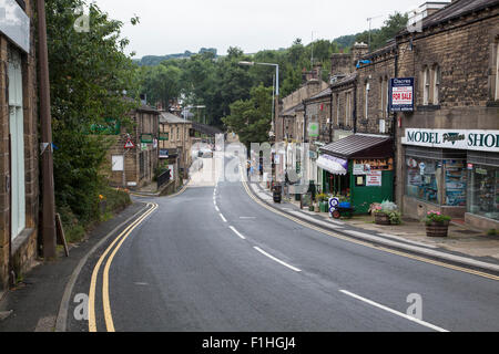 Blick auf Station Road Haworth Dorf West Yorkshire mit Blick auf den Bahnhof Stockfoto