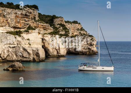 Blick auf Segelboot, Cala Macarella, Menorca, Spanien Stockfoto