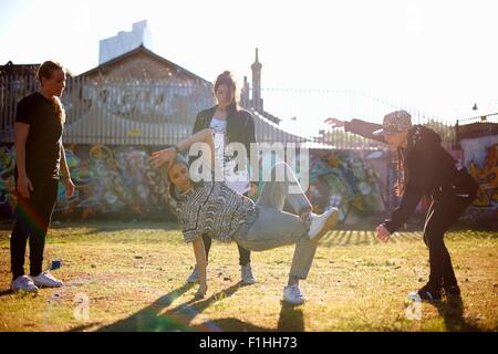 Junge Frau im Breakdance-freeze Stockfoto