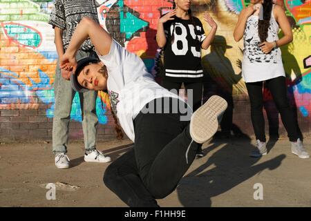 Junge Frauen im Breakdance-freeze Stockfoto