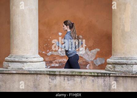 Junge Frau trägt Sportkleidung Joggen Stockfoto