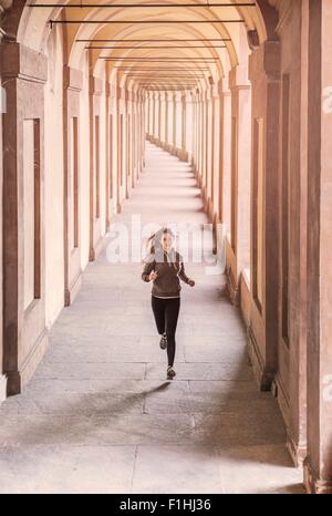 Vorderansicht der jungen Frau mit Sportbekleidung Joggen Stockfoto