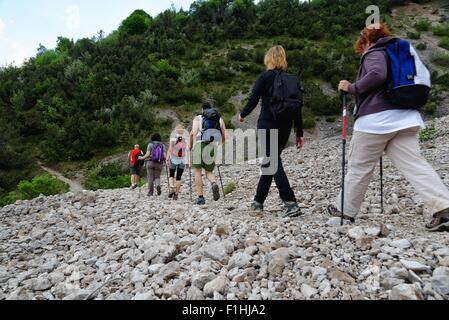 Reihe von sechs männlichen und weiblichen Reifen Wanderer Wandern in stoney Tal Stockfoto
