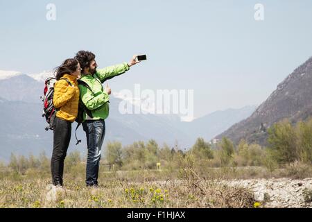 Wandern-paar unter Smartphone Selfie Vogogna, Verbania, Piemont, Italien Stockfoto