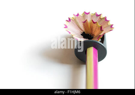 Bleistift mit Schleifen Späne auf weißem Hintergrund Stockfoto