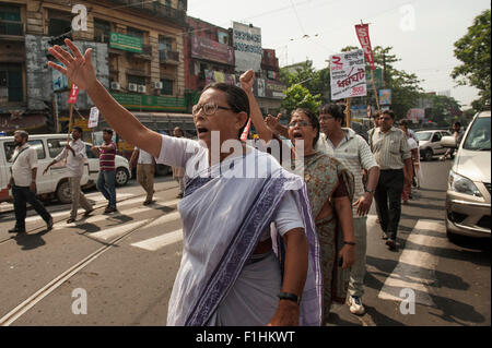 Kolkata, Indian state West Bengal. 2. Sep, 2015. Indische Aktivisten von sozialistische Einheit Mitte von Indien (SUCI) halten eine Kundgebung zu einen eintägigen Streik in Kolkata, Hauptstadt des östlichen indischen Bundesstaat Westbengalen, 2. September 2015 unterstützen. Normales Leben in Indien wurde Mittwoch stark betroffen, wie ein landesweiten Streik der Gewerkschaften zur Arbeitsreform Recht Protest und Privatisierung des öffentlichen Sektors durch die Regierung von Premierminister Narendra Modi inszeniert wurde. Bildnachweis: Tumpa Mondal/Xinhua/Alamy Live-Nachrichten Stockfoto