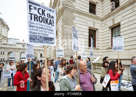 Menschen versammeln sich vor das Auswärtige Amt in London zum protest gegen Sparmaßnahmen Stockfoto